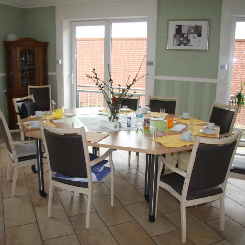 Tisch mit Stühlen Innenraum Seniorenwohngemeinschaft Berningstraße image